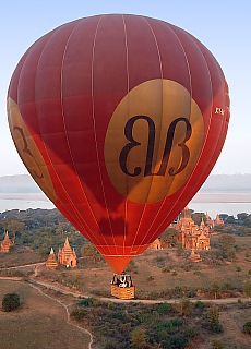 Hot Air Ballooning über tausende antiker buddhistischer Tempel in Bagan, Myanmar